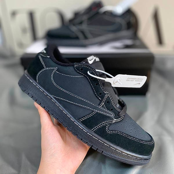 トラヴィス・スコット × ナイキ コラボスニーカー AJ1 DM7866-001