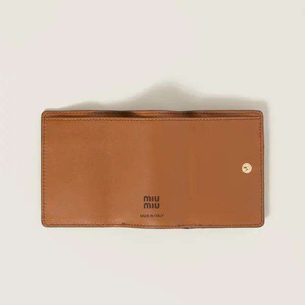 人気急上昇すぐ届く ミュウミュウ レザー ミニ 三つ折り 財布 コピー 5MH021_2CSB_F0A2C