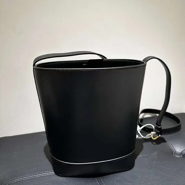 セリーヌ スモール バケット 激安 キュイル 113783DU3