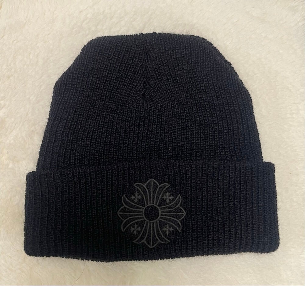 クロムハーツ キャップ コーデ 偽物 ニット帽子 マルチプラス 黒刺繍
