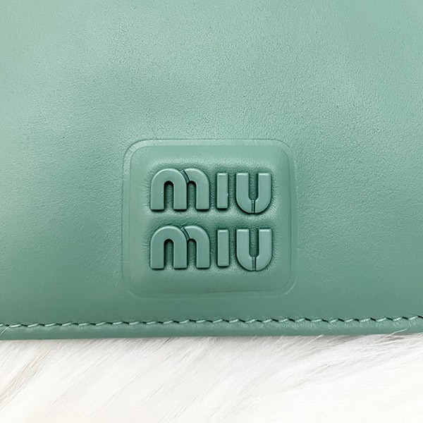 送料無料ミュウミュウ 偽物 Compact Wallet ロゴ コンパクト レザー二つ折り財布 5MV204 2F8K F0092