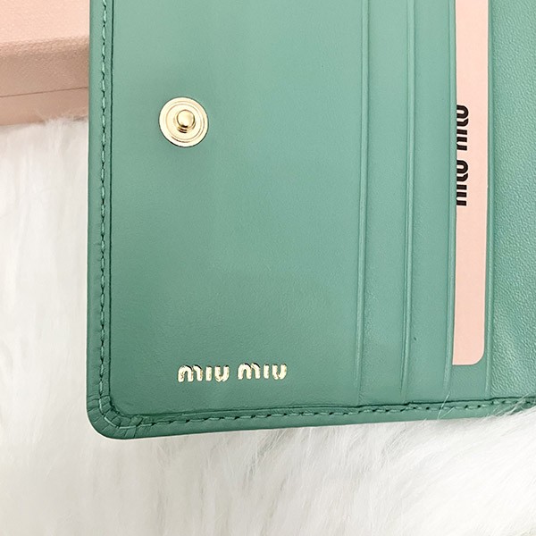 送料無料ミュウミュウ 偽物 Compact Wallet ロゴ コンパクト レザー二つ折り財布 5MV204 2F8K F0092
