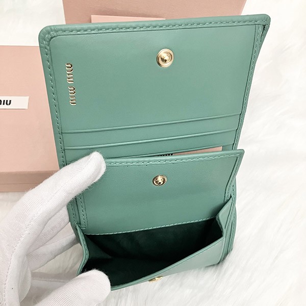 送料無料ミュウミュウ 偽物 Compact Wallet ロゴ コンパクト レザー二つ折り財布 5MV204 2F8K F0092