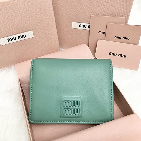 送料無料ミュウミュウ 偽物 Compact Wallet ロゴ コンパクト レザー二つ折り財布 5MV204 2F8K F0092