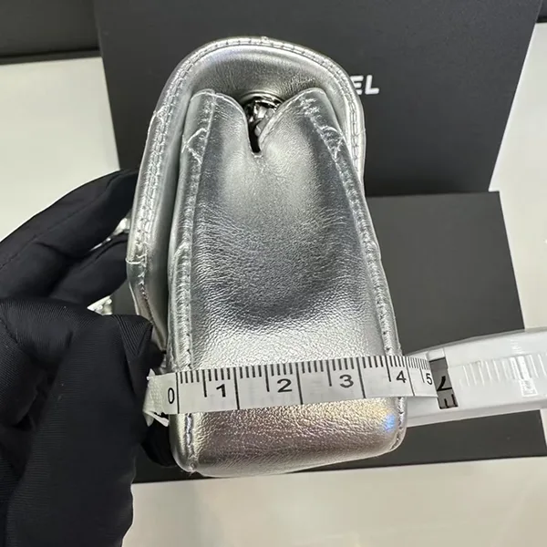 口コミで高評価！輝くメタリック【シャネル】チェーン付きクラッチバッグ シルバー cc251030