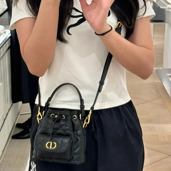 ディオール Caro Nanoバケットバッグ 偽物 S5250UNOZ