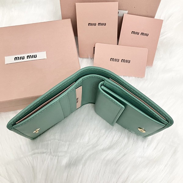送料無料ミュウミュウ 偽物 Compact Wallet ロゴ コンパクト レザー二つ折り財布 5MV204 2F8K F0092
