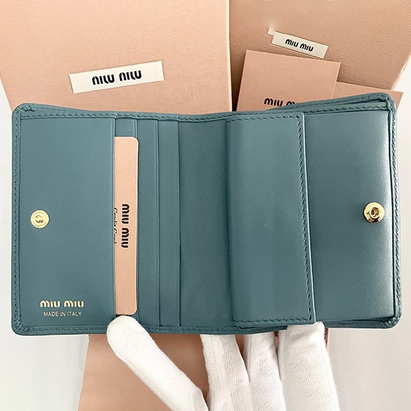 送料無料ミュウミュウ 偽物 Compact Wallet ロゴ コンパクト レザー二つ折り財布 5MV204 2F8K F0092