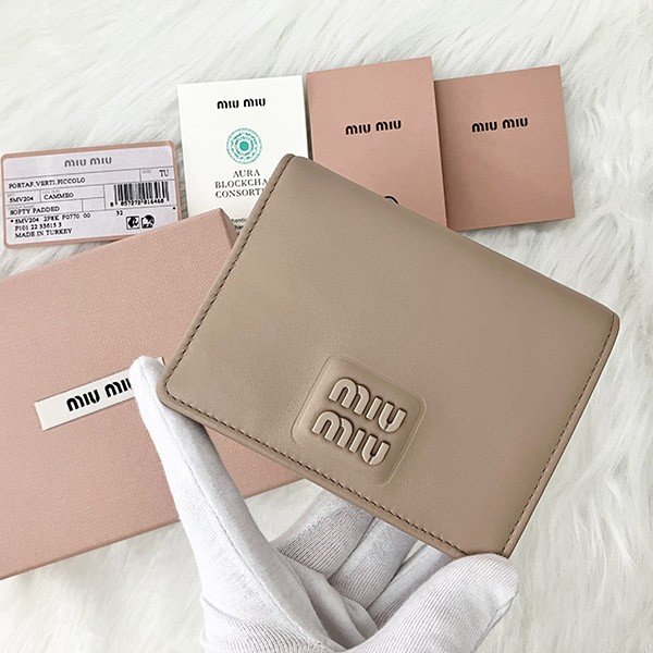 送料無料ミュウミュウ 偽物 Compact Wallet ロゴ コンパクト レザー二つ折り財布 5MV204 2F8K F0092