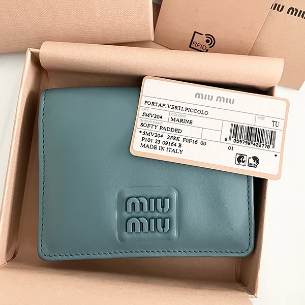 送料無料ミュウミュウ 偽物 Compact Wallet ロゴ コンパクト レザー二つ折り財布 5MV204 2F8K F0092