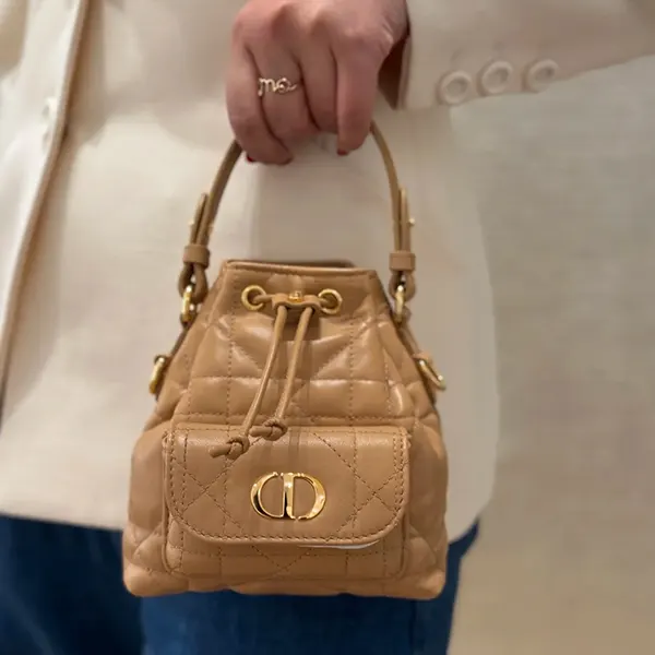 ディオール Caro Nanoバケットバッグ 偽物 S5250UNOZ