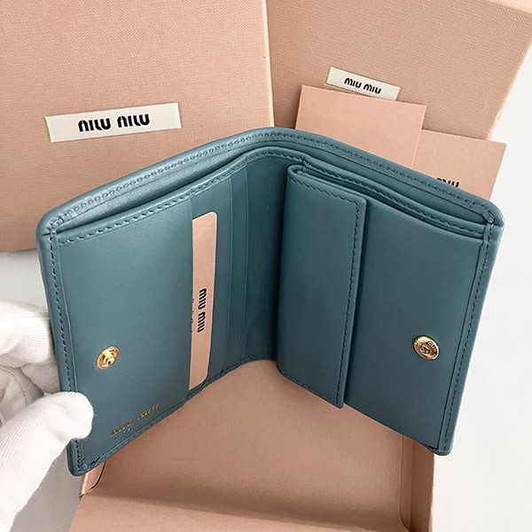 送料無料ミュウミュウ 偽物 Compact Wallet ロゴ コンパクト レザー二つ折り財布 5MV204 2F8K F0092