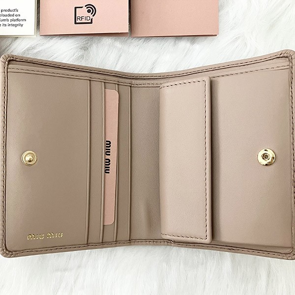 送料無料ミュウミュウ 偽物 Compact Wallet ロゴ コンパクト レザー二つ折り財布 5MV204 2F8K F0092