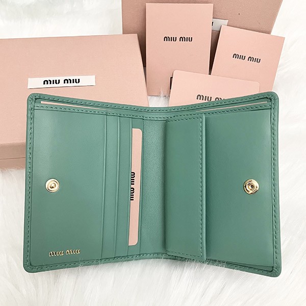 送料無料ミュウミュウ 偽物 Compact Wallet ロゴ コンパクト レザー二つ折り財布 5MV204 2F8K F0092
