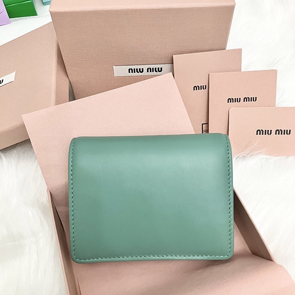 送料無料ミュウミュウ 偽物 Compact Wallet ロゴ コンパクト レザー二つ折り財布 5MV204 2F8K F0092