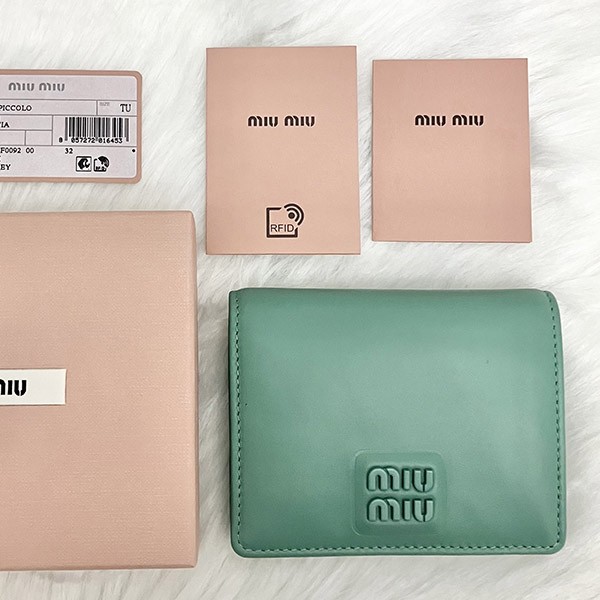 送料無料ミュウミュウ 偽物 Compact Wallet ロゴ コンパクト レザー二つ折り財布 5MV204 2F8K F0092
