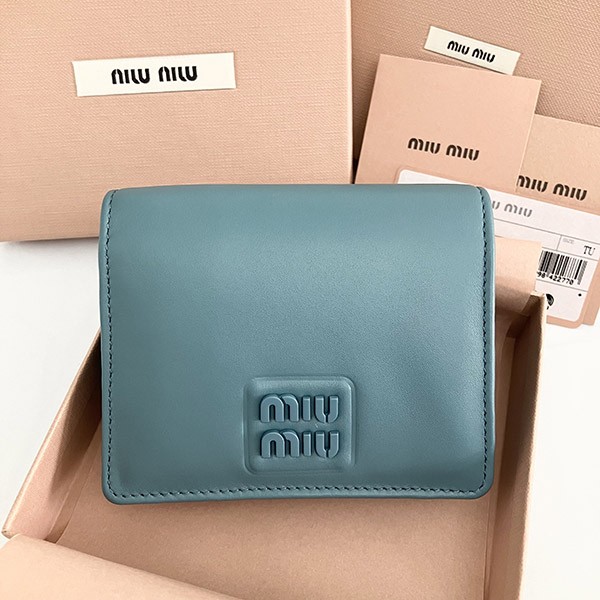 送料無料ミュウミュウ 偽物 Compact Wallet ロゴ コンパクト レザー二つ折り財布 5MV204 2F8K F0092