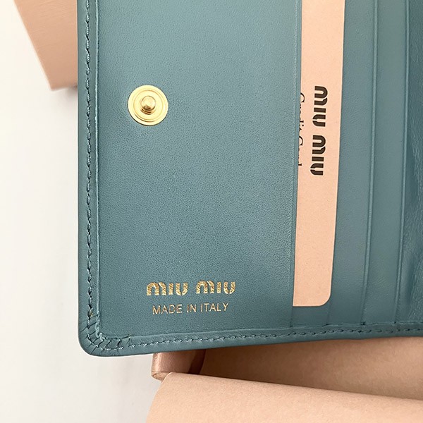 送料無料ミュウミュウ 偽物 Compact Wallet ロゴ コンパクト レザー二つ折り財布 5MV204 2F8K F0092