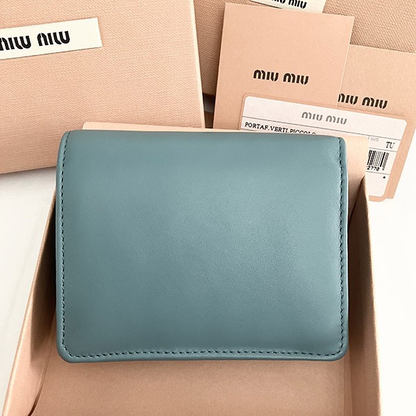 送料無料ミュウミュウ 偽物 Compact Wallet ロゴ コンパクト レザー二つ折り財布 5MV204 2F8K F0092