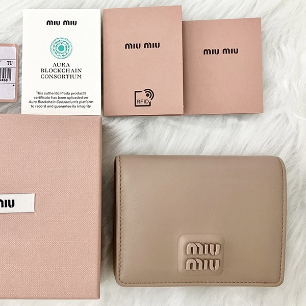 送料無料ミュウミュウ 偽物 Compact Wallet ロゴ コンパクト レザー二つ折り財布 5MV204 2F8K F0092