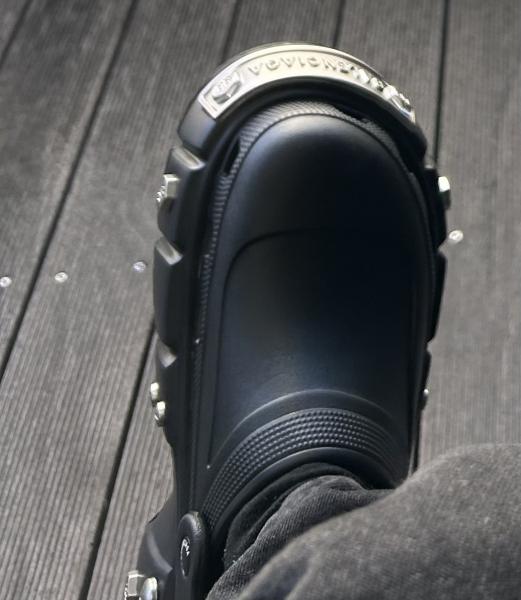 バレンシアガ クロックス 偽物【25SS】バレンシアガ Hard Crocs サンダル 厚底 ロゴ