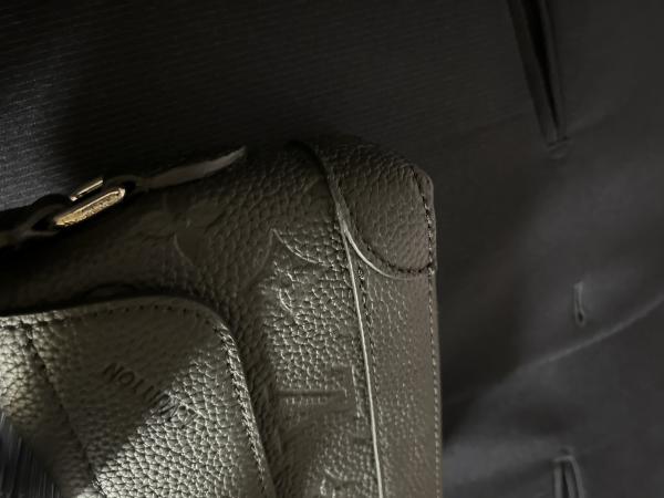 ルイヴィトン イーストウエスト ウェアラブルウォレット M13888